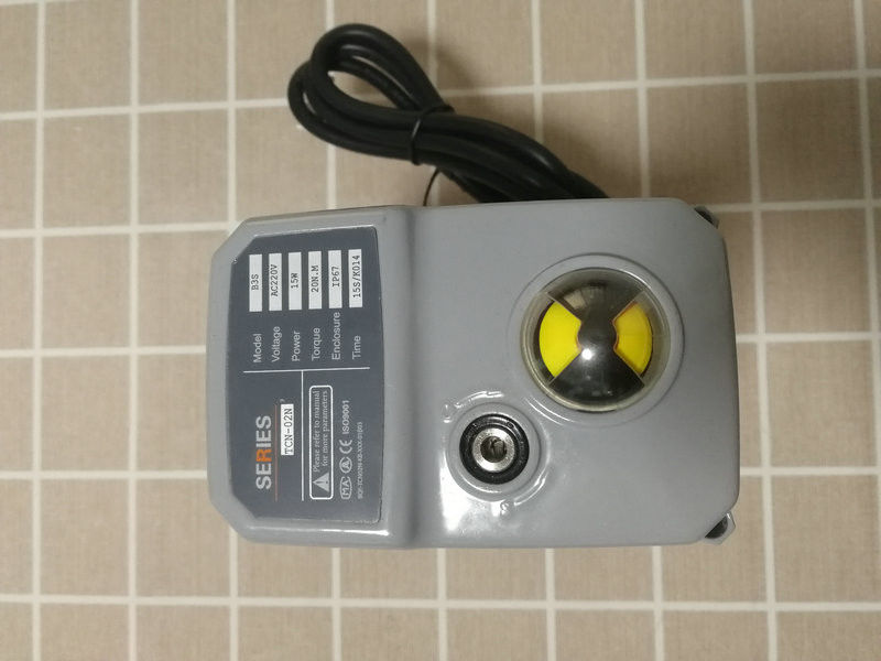 アルマイト処理された電気空圧ポジショナ、トルク範囲10～500Nm、バルブ位置制御および産業用途に適しています
